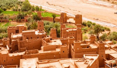 Fas 'taki Unesco mirasçısı Ait Ben Haddou Kasbah. Turist eğlencesi