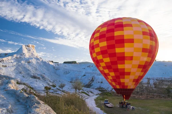 Hot Air Balloon Flying Travertine Pools Limestone Terraces Beautiful Day — Stockfoto