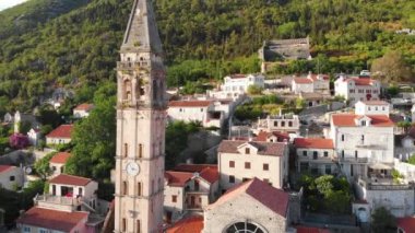 Eski bir ortaçağ kasabası Perast. Karadağ 'ın Kotor Körfezi' nde tatil köyü. Hava aracı görüntüleri..