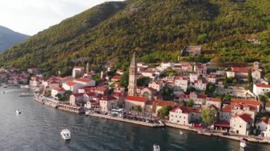 Eski bir ortaçağ kasabası Perast. Karadağ 'ın Kotor Körfezi' nde tatil köyü. Hava aracı görüntüleri..