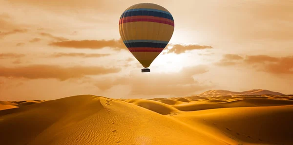 太阳升起时的沙漠和热气球景观 飞行理念 — 图库照片