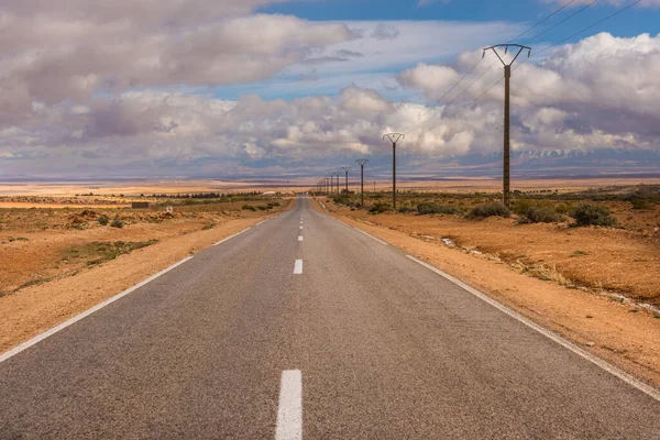 Endlose Asphaltstraße Trockensteinwüste Marokkos — Stockfoto