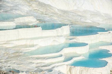 Pamukkale, mavi sulu doğal havuz, Türkiye turistik merkezi.