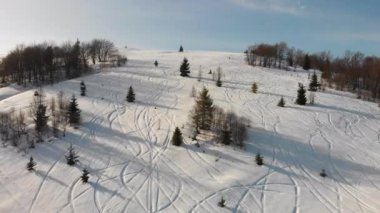 Güneşli bir günde, Ukrayna 'da kayak pisti için hava aracı görüntüsü.