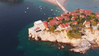 Karadağ 'ın küçük eski Sveti Stefan ve tatil beldesi Petrovac' ın insansız hava aracı videosu.