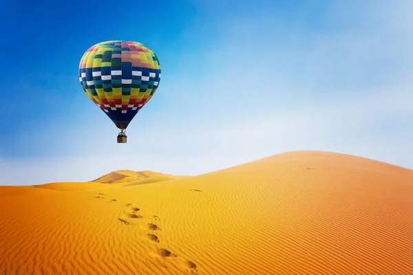 Desert Och Varmluftsballong Landskap Vid Soluppgången Resor Inspiration Framgång Dröm — Stockfoto