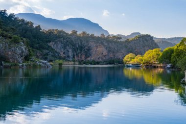 Dalyan tatil beldesinde turist taşıyan turistik nehir tekneleri, Türkiye