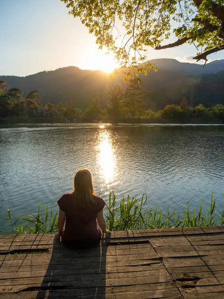 Frau Entspannt Sich Freien See Oder Fluss Bei Sonnenuntergang Und — Stockfoto