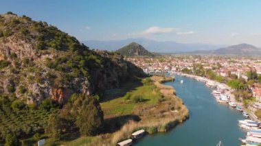 Dalyan tatil köyünde hava aracı uçuşu. Nehir, kasaba kuşları...