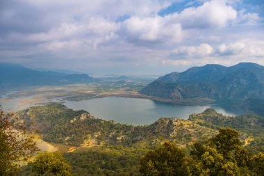 Türkiye 'nin Dalyan tatil beldesi yakınlarındaki Istuzu plajı. Uzun kumsal ve kaplumbağalar için yuva yeri