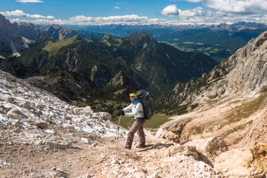 Dağ, Dolomites, İtalya'nın tepesinden manzarayı uzun yürüyüşe çıkan kimse