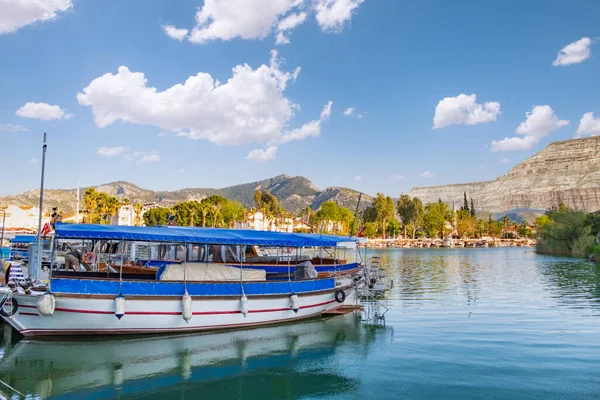 Dalyan tatil beldesinde turist taşıyan turistik nehir tekneleri, Türkiye
