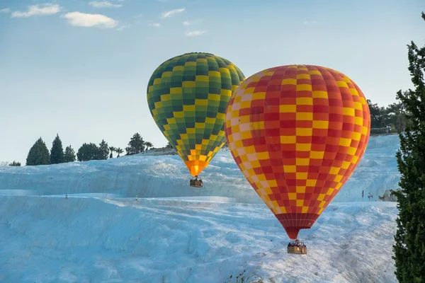 Hot Air Balloon Flying Travertine Pools Limestone Terraces Beautiful Day — 图库照片