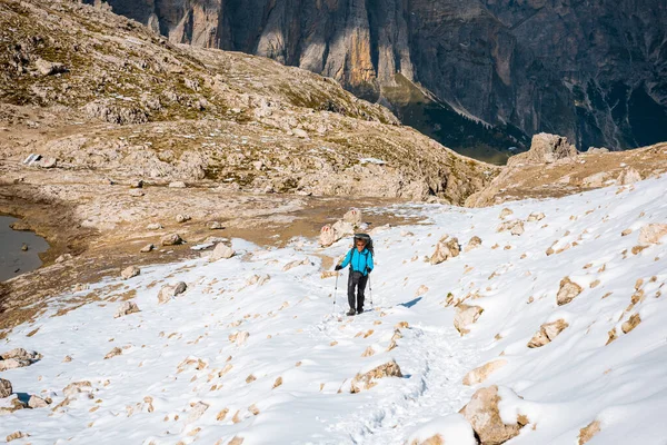 Turist Med Ryggsäck Vandring Bergen Dolomiterna Italien — Stockfoto