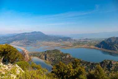 Türkiye 'nin Dalyan tatil beldesi yakınlarındaki Istuzu plajı. Uzun kumsal ve kaplumbağalar için yuva yeri
