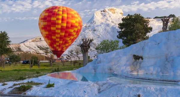 Hot Air Balloon Flying Travertine Pools Limestone Terraces Beautiful Day Image En Vente