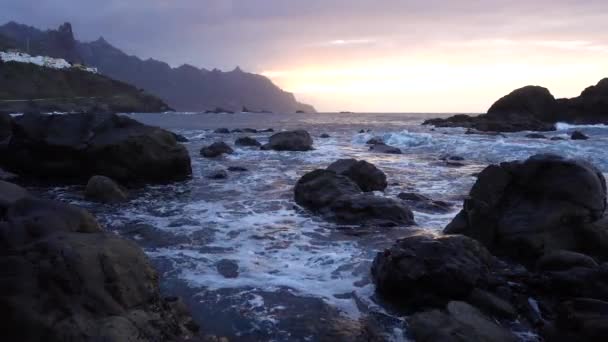 Okyanus Dalgaları Tenerife Kanarya Adaları Ndaki Playa Benijo Plajı Yakınlarında — Stok video