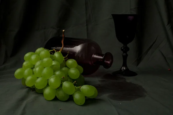 Пролитое вино и грязная скатерть — стоковое фото