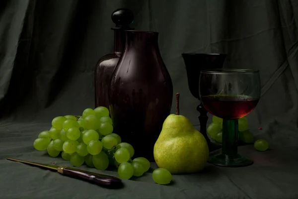 Изысканный чехол с графином, стеклом и виноградом — стоковое фото