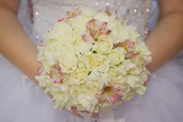 Buquê de noiva no fundo do vestido de noiva — Fotografia de Stock