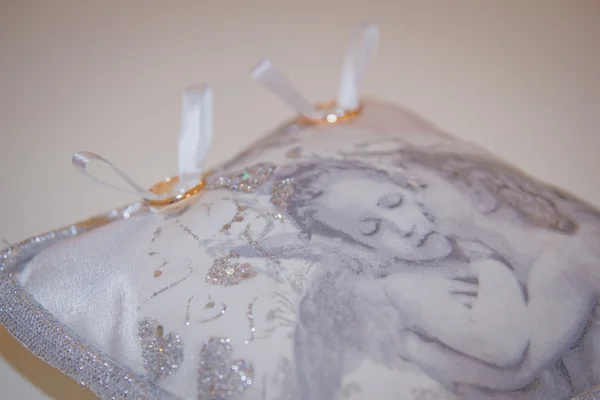 Nişan yüzüklerini için dekoratif yastık — Stok fotoğraf