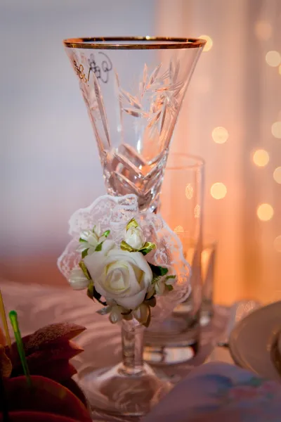 Copos de vinho de recém-casados close-up — Fotografia de Stock