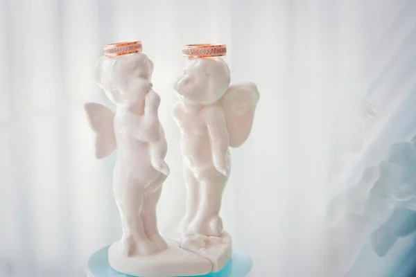 Two angels with wedding rings close up — Stock Photo, Image