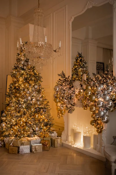 Χριστουγεννιάτικο Δωμάτιο Εσωτερικό Σχέδιο Κλασικό Στυλ Χριστουγεννιάτικο Δέντρο Διακοσμημένο Φώτα — Φωτογραφία Αρχείου