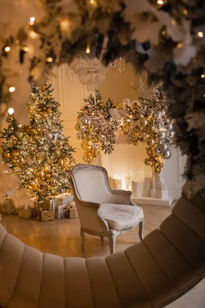 Christmas Room Wystrój Wnętrz Klasycznym Stylu Choinka Ozdobiona Światła Prezenty — Zdjęcie stockowe