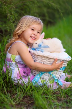 bir tavşan tavşan ile sevimli küçük kız bir Paskalya yeşil çim vardır.