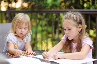 iki küçük çocuk yapma okul ödevi