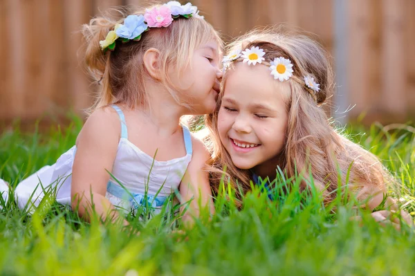 Deux joyeux adorables petites filles soeurs sur — Photo