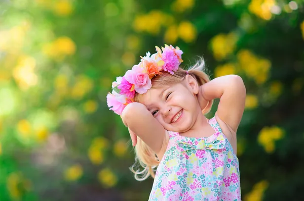 Gelukkig glimlachend kind met bloem op zomerdag buiten — Stockfoto