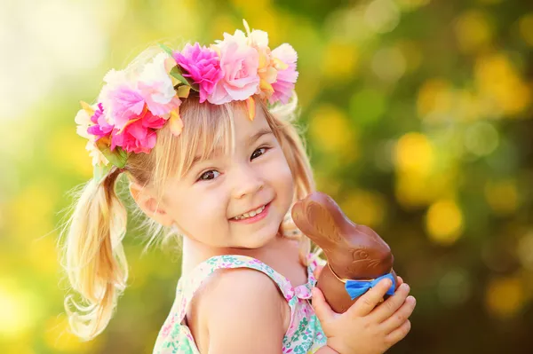 Bonito Páscoa menina com chocolate coelho — Fotografia de Stock