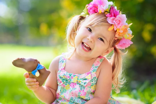 Bonito Páscoa menina com chocolate coelho — Fotografia de Stock