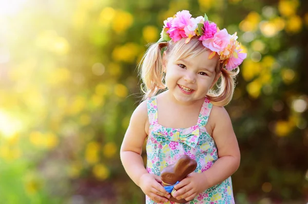 Leuk easter meisje met chocolade paashaas — Stockfoto