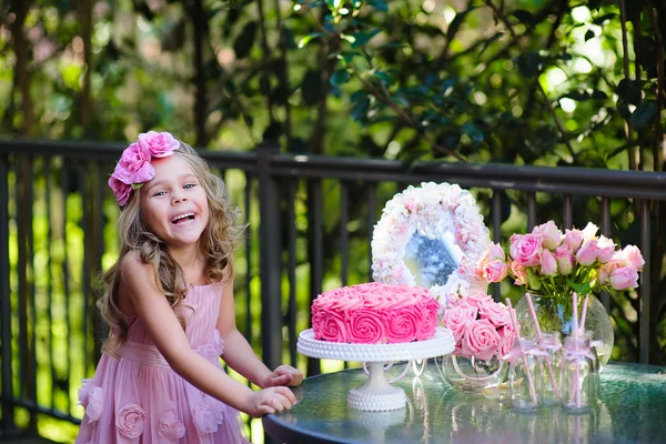 Lány ünneplése születésnapi Party — Stock Fotó