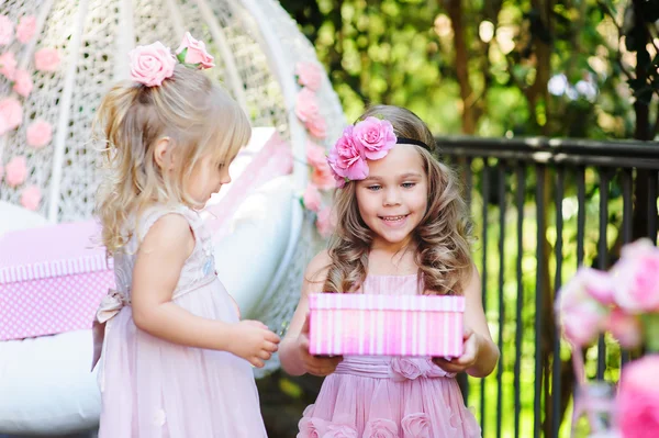 Criança dando presente de aniversário para sua amiga — Fotografia de Stock