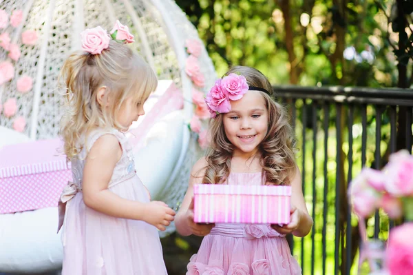 Chica dando regalo de cumpleaños — Foto de Stock