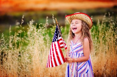 küçük kız sallayarak Amerikan bayrağı
