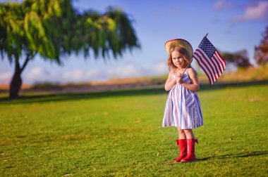 küçük kız sallayarak Amerikan bayrağı