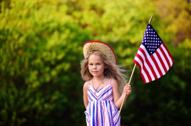 küçük kız sallayarak Amerikan bayrağı
