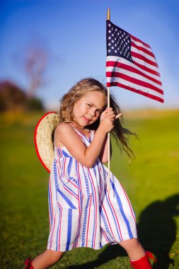 küçük kız sallayarak Amerikan bayrağı