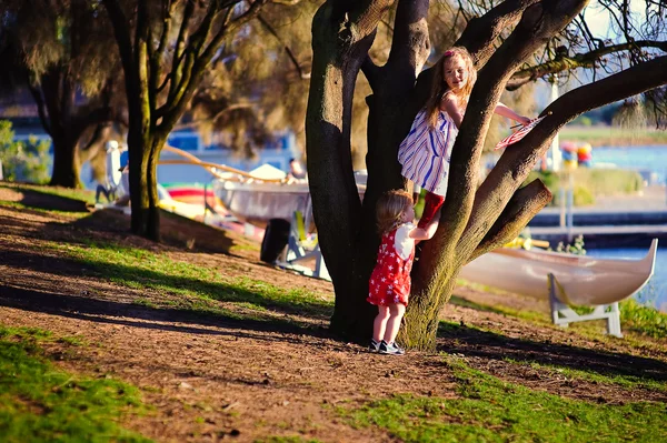 Små flickor i parken — Stockfoto