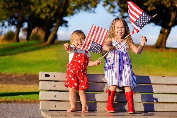 Amerikan bayrağı sallayarak küçük kızlar — Stok fotoğraf