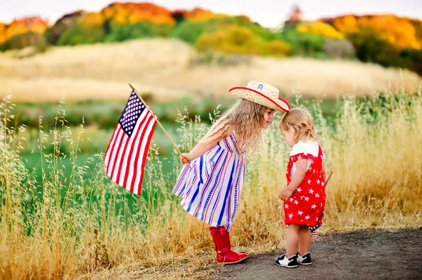 Kleine Mädchen feiern den 4. Juli — Stockfoto