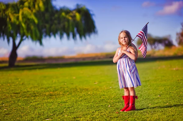 Liten flicka viftande amerikanska flaggan — Stockfoto