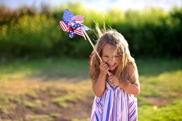 Μικρό κορίτσι αμερικανική σημαία κυματίζει — Φωτογραφία Αρχείου