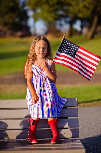 Bambina sventola bandiera americana — Foto Stock