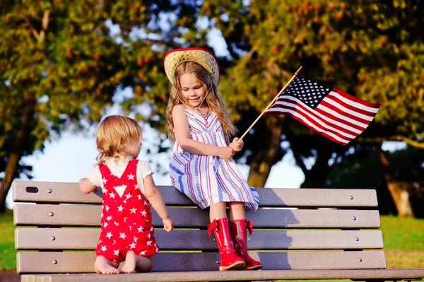 Kleine Mädchen feiern den 4. Juli lizenzfreie Stockfotos